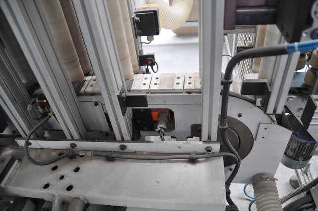 Brema Vertikales CNC-Fräs- und Bohrzentrum - gebraucht Vektor (15)