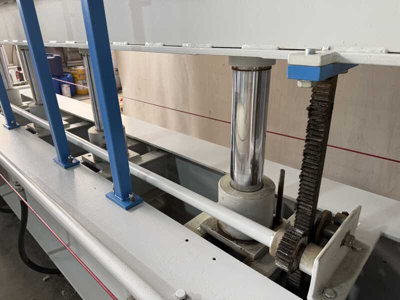 Soest Blockpresse / Stationäre Presse für Mehrschichtparkett - gebraucht T-80 (5)